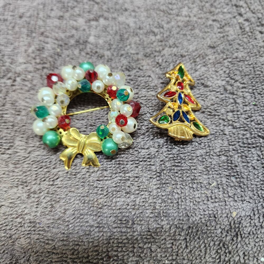 Set of 2 Christmas pins brooches b34